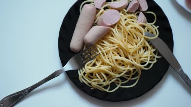 Spaghetti salsiccia pepe pomodoro cetriolo — Video Stock