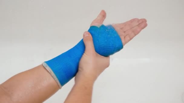 Fiberglas modernt vattentätt bandage — Stockvideo