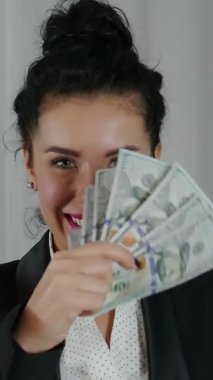 Para Gösteren Kadın 'ın dikey videosu