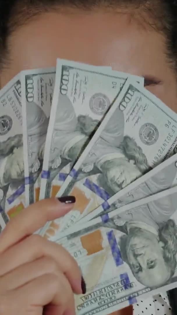 Vídeo vertical de Woman Cash — Vídeos de Stock