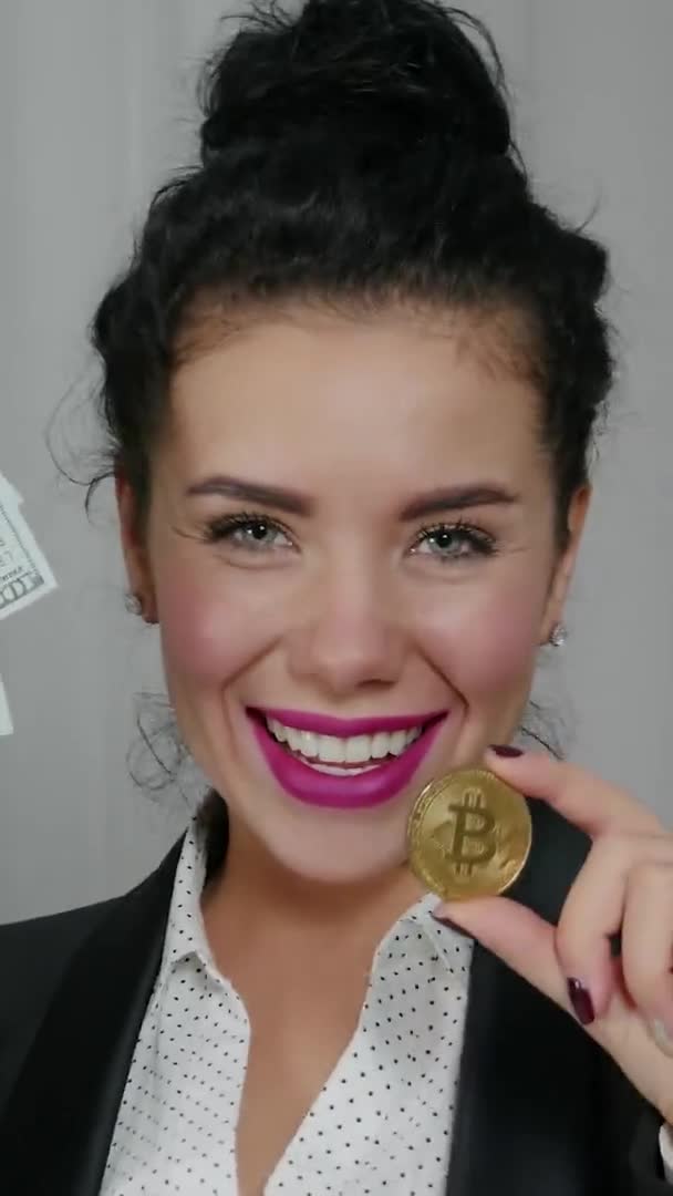 Vídeo vertical de billetes Bitcoin en las manos — Vídeos de Stock