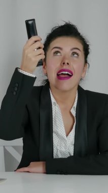 Kadının dikey videosu parayı yakalıyor