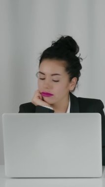 Mutluluğun dikey videosu para değil