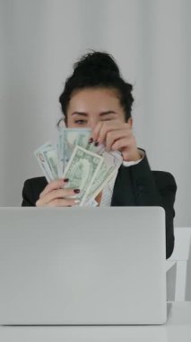 Bolluğun dikey videosu