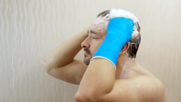 Prendre une douche en fibre de verre coulé — Video