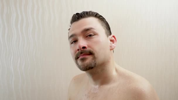 L'homme prend une douche — Video