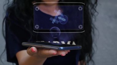 HUD hologram halterleri gösteren bir kadın