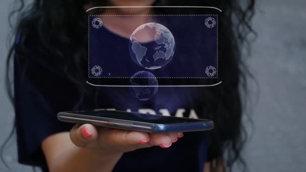Женщина показывает голограмму HUD планету Земля — стоковое видео