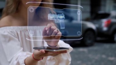 Sarışın, HUD hologram silahı ile etkileşime geçiyor.