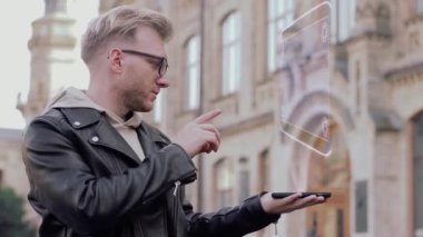 Akıllı genç adam hologram Kuantum Teknolojileri gösteriyor.