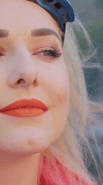 Güzel bir kızın dikey videosu