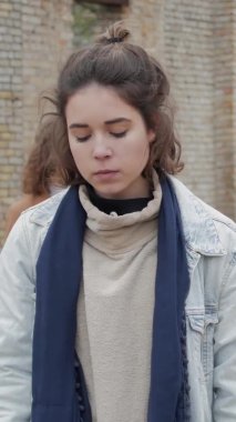 Esmerin korkmuş dikey videosu