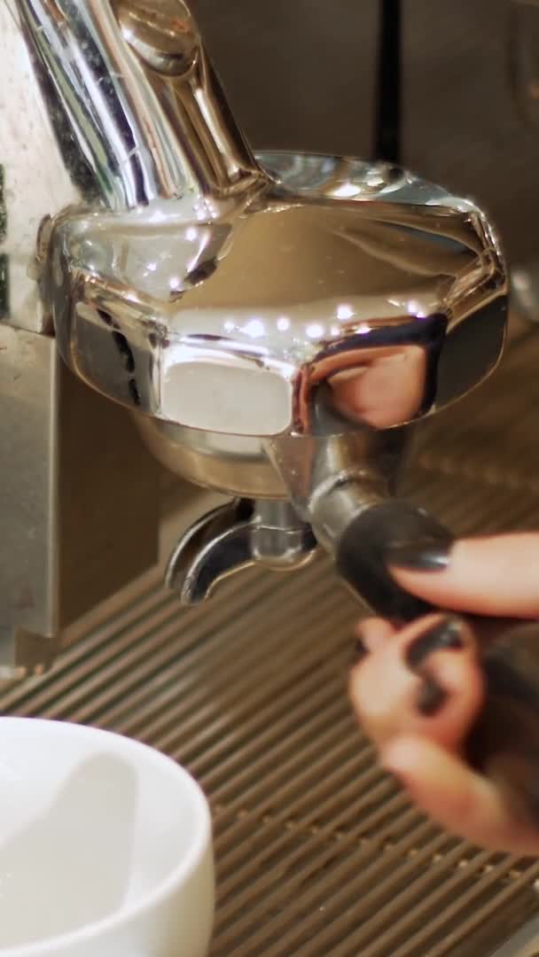 Vídeo vertical de despeje café — Vídeo de Stock
