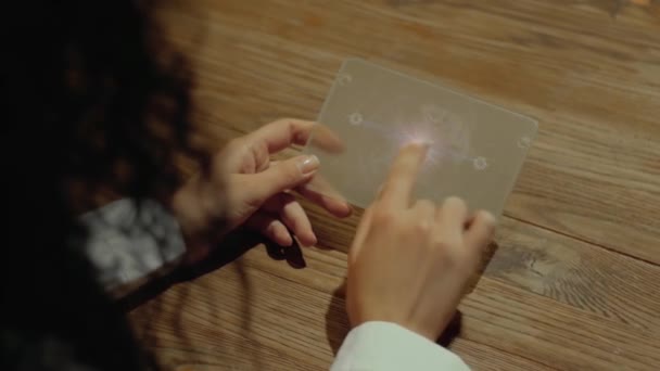 Las manos sostienen la tableta con flujo de efectivo — Vídeos de Stock