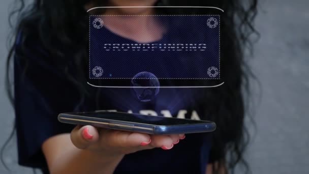 Frau zeigt HUD-Hologramm Crowdfunding — Stockvideo