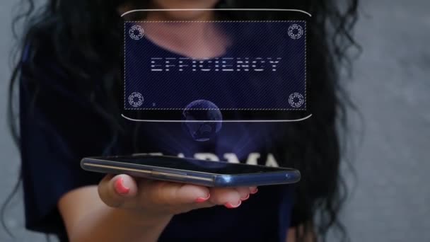 Vrouw toont HUD hologram efficiëntie — Stockvideo
