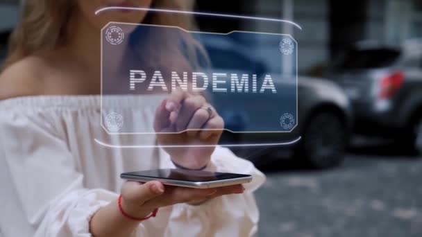 Блондинка взаимодействует с голограммой HUD Pandemia — стоковое видео