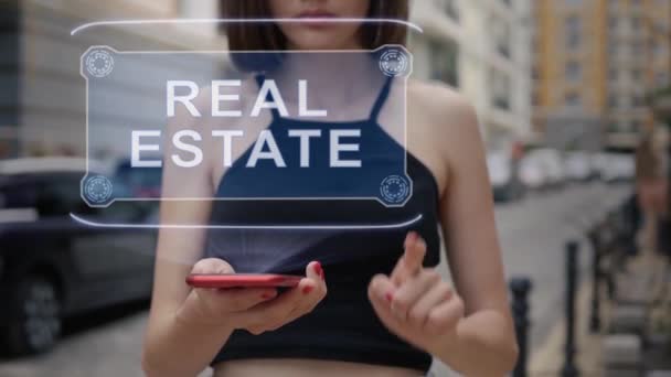 Jovem adulto interage holograma Imobiliário — Vídeo de Stock