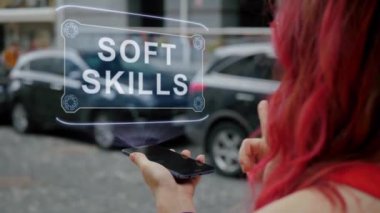 Kızıl saçlı kadın HUD Soft Skills ile iletişim kuruyor.