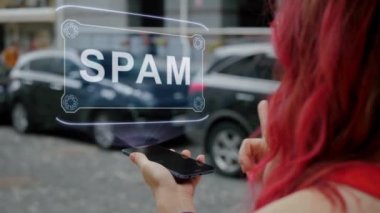 Kızıl saçlı kadın HUD Spam ile iletişim kuruyor