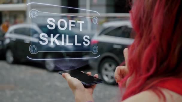 Рыжая женщина взаимодействует с HUD Soft Skills — стоковое видео