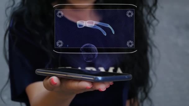 Mujer mostrando gafas de holograma HUD — Vídeos de Stock