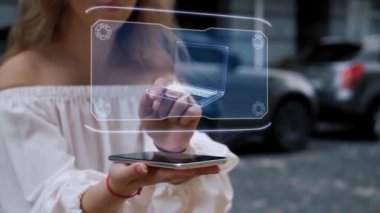 Sarışın, HUD hologramı ile etkileşime geçiyor.