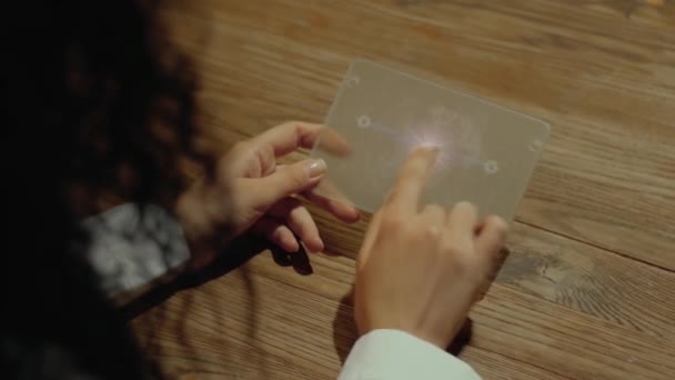 Las manos sostienen la tableta con entrega — Vídeos de Stock