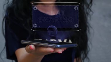 HUD Hologram Düz Paylaşımı Gösteren Kadın
