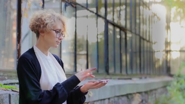 Blonde uses hologram Pandemia — стоковое видео