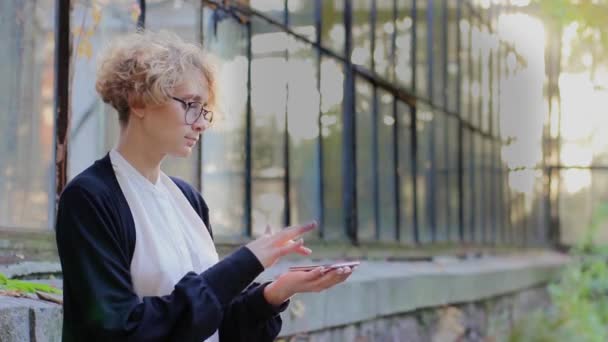 Blonde uses hologram Poverty — стоковое видео