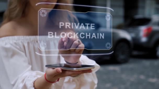 Blonde interagiert mit HUD-Hologramm Private Blockchain — Stockvideo