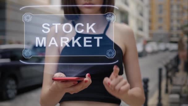 Mladý dospělý interaguje hologram Stock Market — Stock video