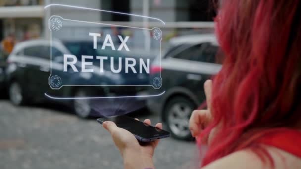 Femme rousse interagit HUD Tax Return — Video
