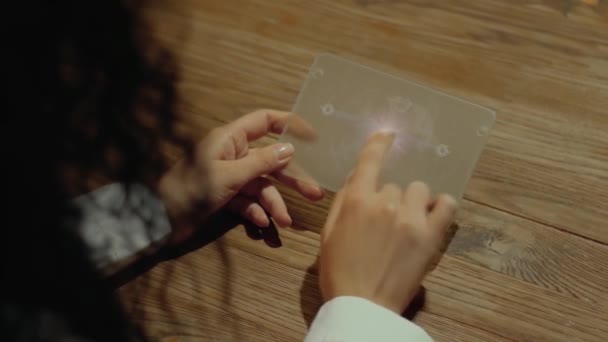 Händerna håller tablett med spelteori — Stockvideo