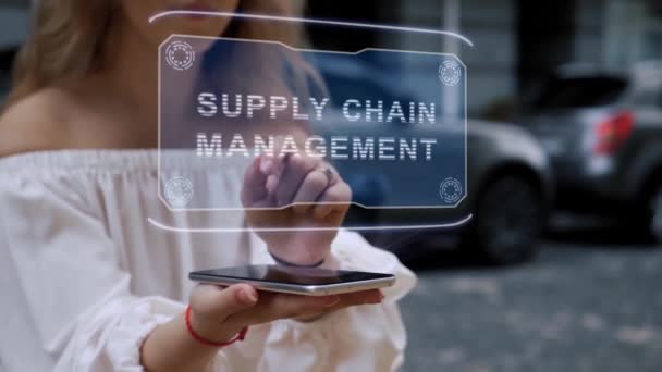 Blonde interagiert mit HUD-Hologramm Supply Chain Management — Stockvideo