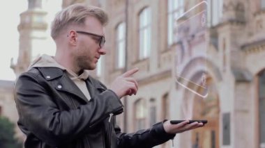 Akıllı genç adam hologram gösteriyor Tekrar dene