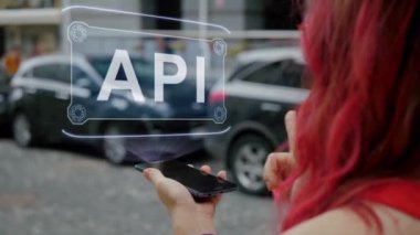 Kızıl saçlı kadın HUD API ile iletişim kuruyor