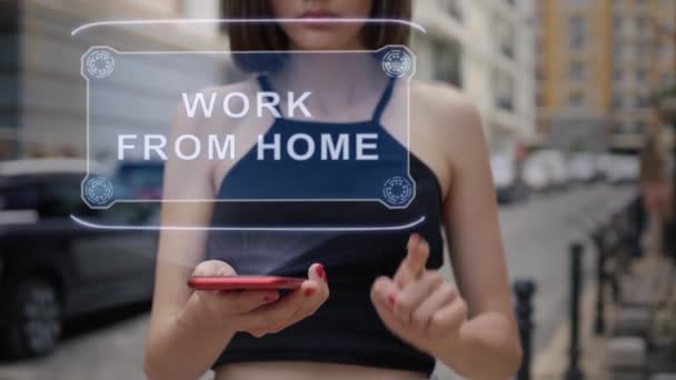 Jeune adulte interagit hologramme travail de la maison — Video