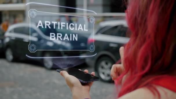 Rödhårig kvinna interagerar med HUD artificiell hjärna — Stockvideo