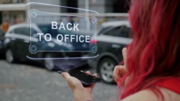 Redhead kvinna interagerar HUD Tillbaka till kontoret — Stockvideo