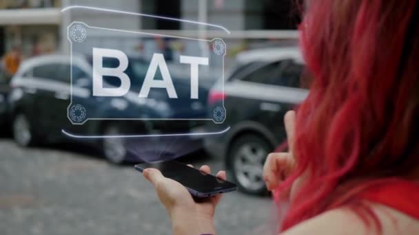 Rödhårig kvinna interagerar med HUD BAT — Stockvideo