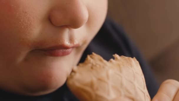 Boy eating ice cream — Stock Video