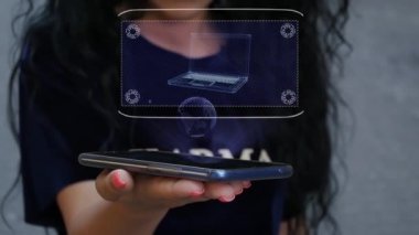 HUD hologram eski dizüstü bilgisayarı gösteren kadın
