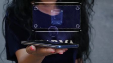 Kadın HUD hologram kupası gösteriyor