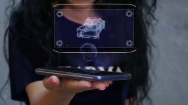 Kadın HUD hologram pikap gösteriyor