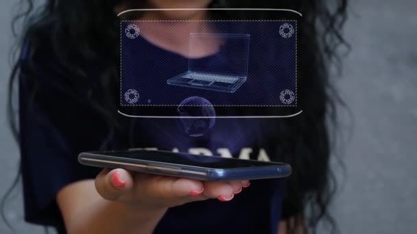 Mujer mostrando HUD holograma viejo portátil — Vídeos de Stock