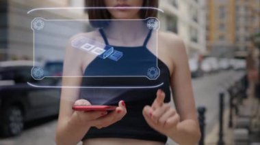 Genç yetişkin hologram USB sürücüsüyle etkileşime girer