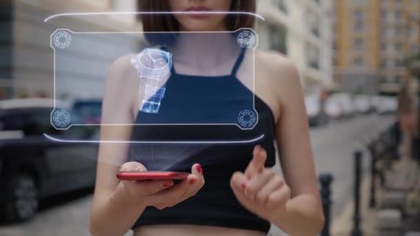 Młoda osoba dorosła wchodzi w interakcję z zegarkiem holograficznym — Wideo stockowe