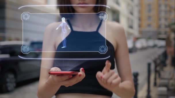 Jeune adulte interagit hologramme corps féminin — Video